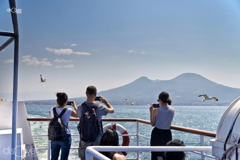 Da Napoli puoi raggiungere le isole e le costiere via mare