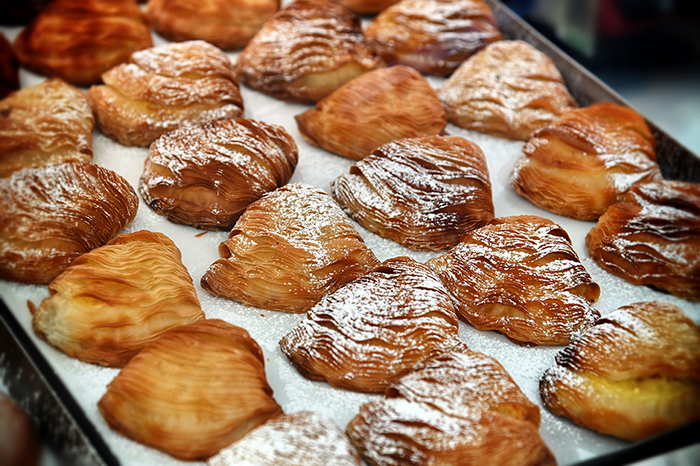 dolci artigianali tipici italiani chiamati sfogliatelle